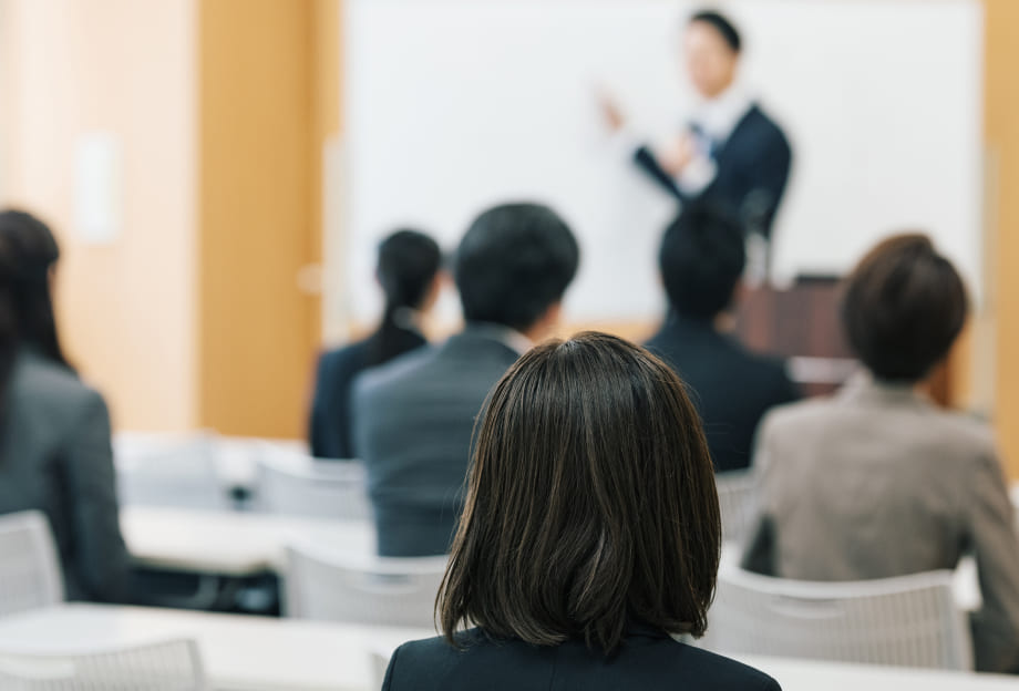 教員向けの講演・研修をしている様子